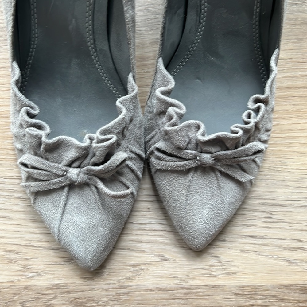 Grey Heels - Picture 3 of 5